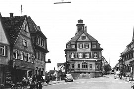 Leben auf dem Rathausplatz um 1960