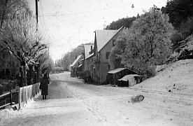 Untere Bahnhofstraße mit Felsen im Winter