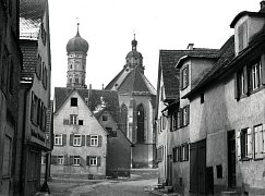 Blick durch den Geißenmarkt zur Kirche