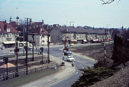 Farbfoto des Bahnübergangs in der Bahnhofstraße